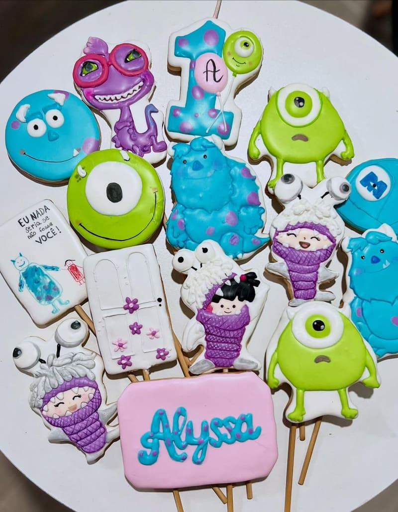 Conjunto de biscoitos decorados de personagens de desenho animado com plaquinha personalizada com nome
